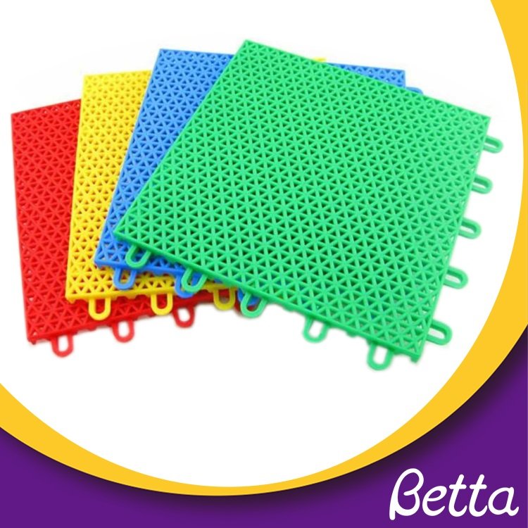 Крытая площадка для мини-футбола с переплетенным спортивным полом.jpg