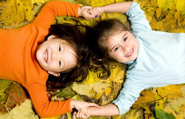 kids make friends.jpg الأطفال يصنعون أصدقاء.jpg