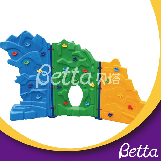 Muro de escalada en roca de pl&aacute;stico Bettaplay.jpg