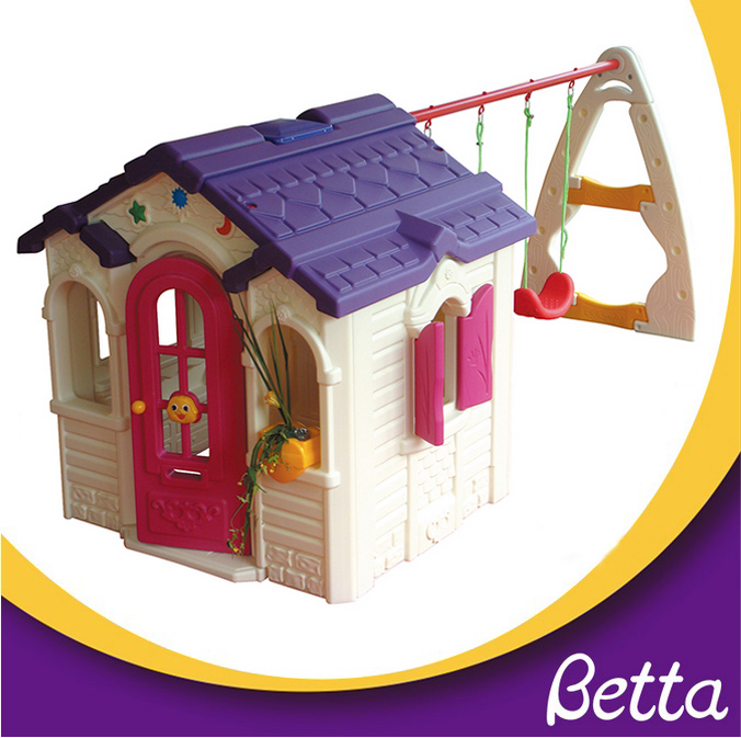 New design kindergarten home use plastic kids indoor playhouse with swing.jpg تصميم جديد لرياض الأطفال يستخدم منزلًا داخليًا للأطفال من البلاستيك مع أرجوحة.jpg