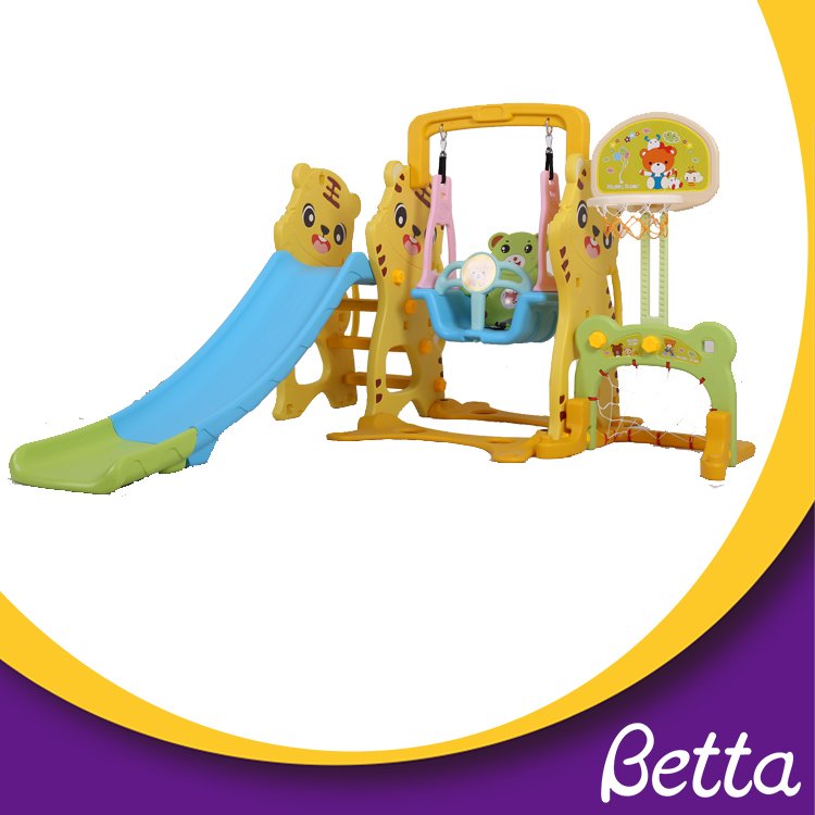 small plastic slide маленькая пластиковая горка