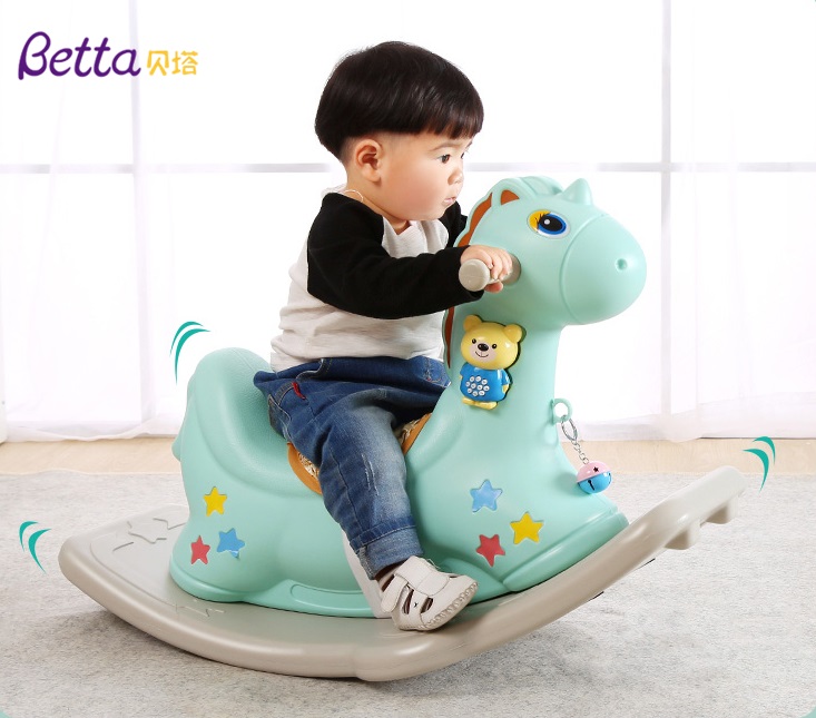 дети катаются на животных