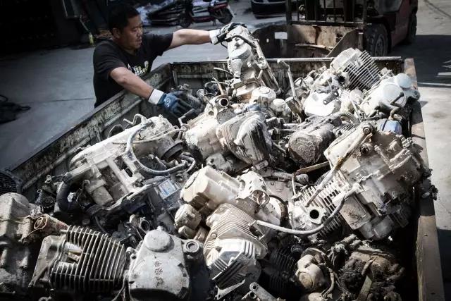 废旧摩托车被送到回收站做拆解处理,发动机堆积如山!