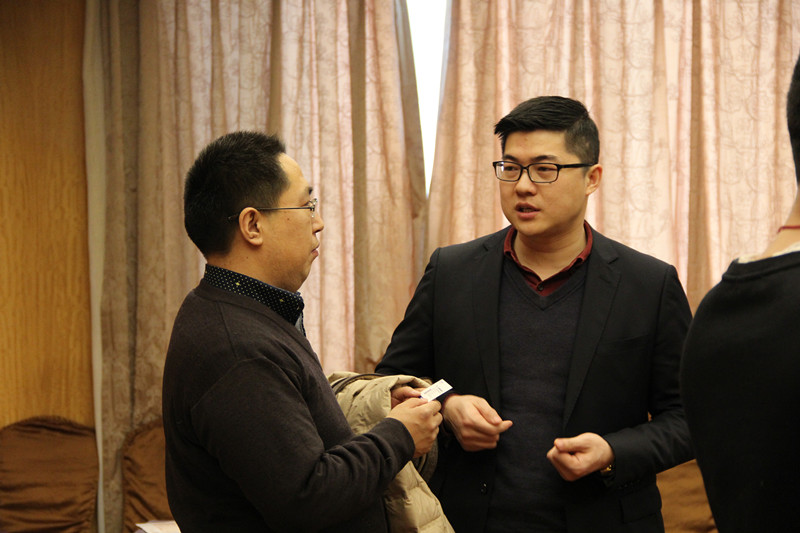 開場前姚和學員交流_副本.jpg 開場前姚和學員交流_副本.jpg