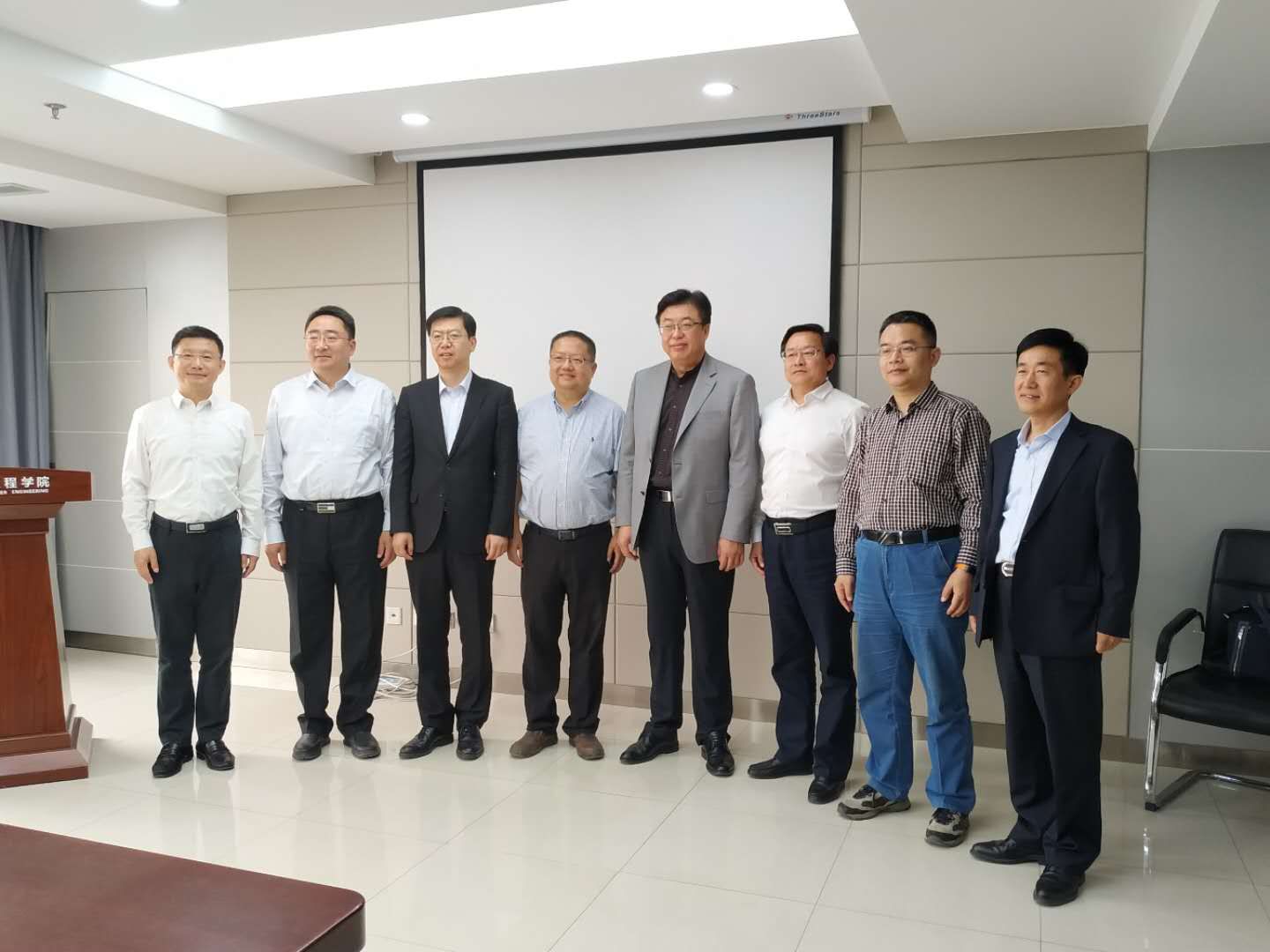 枣庄市副市长周宗安等一行人赴西安交通大学考察深信科技研发项目